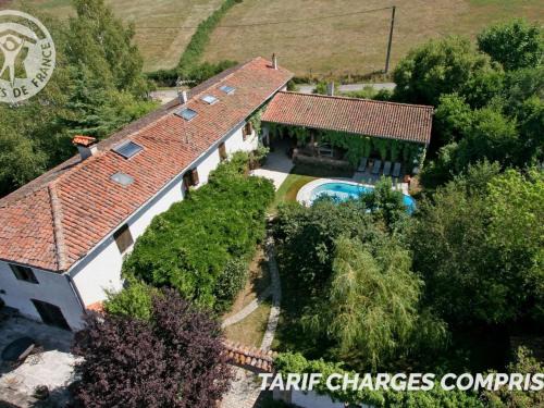 Essertines-en-Donzy Maison | Domaine de Campagne : Charme Authentique avec Piscine et Spa - FR-1-496-364