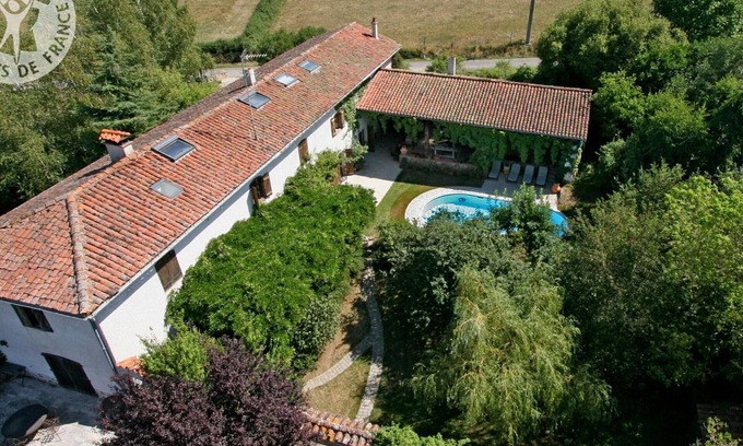 Essertines-en-Donzy Cottage | Domaine de Campagne : Charme Authentique avec Piscine et Spa