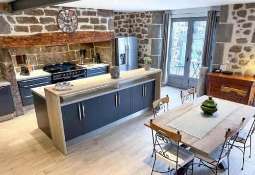 Velzic Maison | Domaine des 5M, Authenticité et Élégance au cœur du Cantal