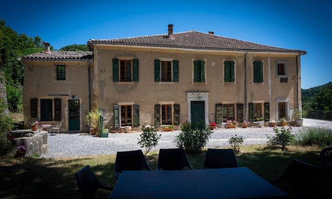 Colognac Maison | Domaine, en sud Cévennes, nature, sérénité et découverte des lamas