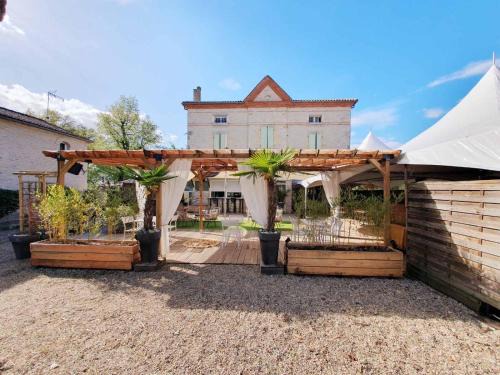 Aiguillon Lit Et Petit-Déjeuner | Domaine le Baraillot, Chambres et repas d'hôtes, soirée étape