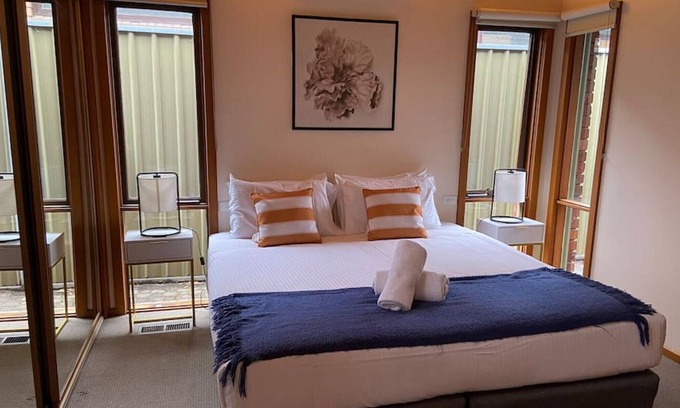 St. Kilda East Maison | Domi Rentals - The Country Residence