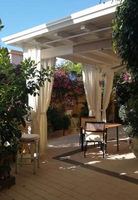 Piscinas Lit Et Petit-Déjeuner | Domos Le Due Tuie