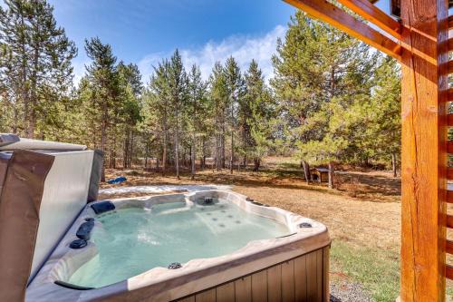 Fir Grove Estates Maison | Donnelly Cabin with Hot Tub Less Than 1 Mi to Boulder Creek!