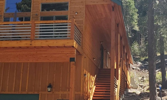 Truckee Appartement | Donner Lake Studio Apt. FOREST ENVELOPED (quiet). Lake across street. PETS.