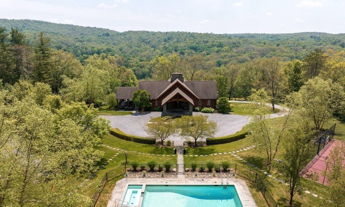 Ancram Maison | Doodletown Lodge: Pool, Tennis, Pickleball,Hiking+