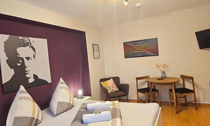Zahringen Maison | Doppelzimmer 1 I geteiltes Bad & Küche I mit dem Zug nur 4 min bis zum Hauptbahnhof