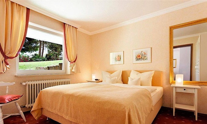 Aschach Appartement | Doppelzimmer mit sep. Wohnteil, Balkon/Terrasse, Bad oder Dusche/WC, Haupthaus