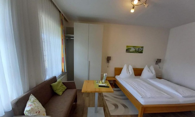 Illmitz Appartement | Doppelzimmer, Dusche, WC, - Weingut-gästehaus Palkowitsch