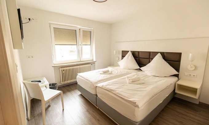 Hollfeld Maison | Doppelzimmer Standard - Zi. 2 + 4 - Gasthof Schrenker