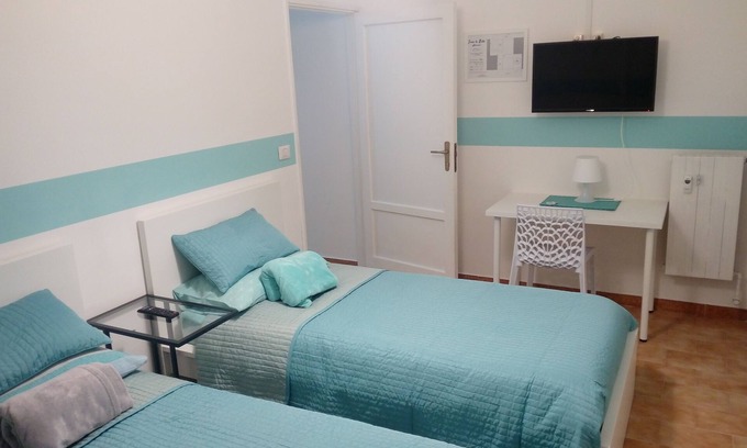 Ivrea Maison | Chambre Dora / lits doubles et salle de bain partagée - Ivrea la Bella - maison d'hôtes