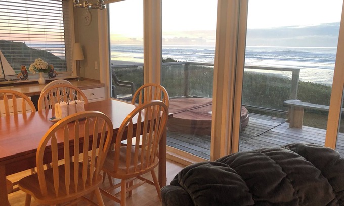 Roads End Maison | Dory Cove Oceanfront dans Roads End - des vues spectaculaires, pluie ou soleil! - Jacuzzi