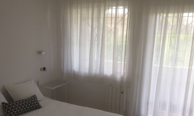 Valencina de la Concepcion Appartement | Chambre double avec salle de bain 2. Dans un appartement de 3 chambres
