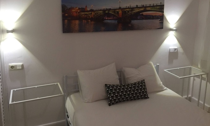 Valencina de la Concepcion Appartement | Chambre double avec salle de bain 5. Dans un appartement de 2 chambres