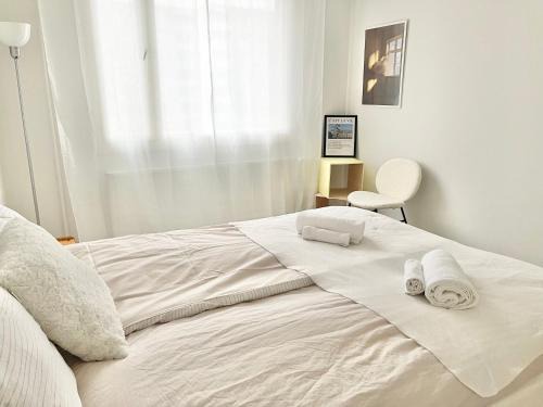 Koillinen District Maison | Double bed room in An apartment with lovely cats