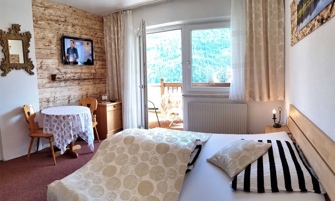 Fliess Appartement | Chambre double avec petit-déjeuner - Europa Pension Tirol