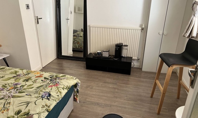 Mawneys Maison | Double bedroom for 1 person fell like home Bus stop in front of the house &shops