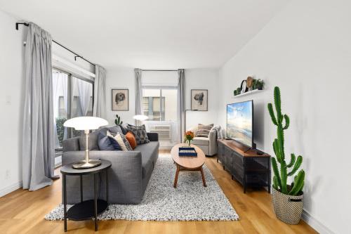 Alamitos Beach Appartement | Double King Suite with Patio Dining and Parking NRP21-00386