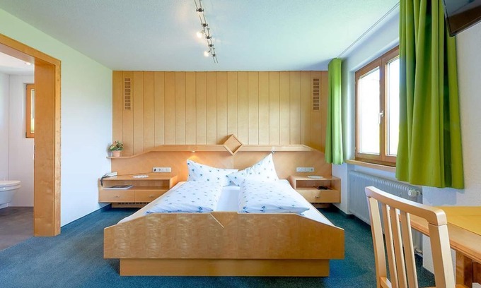 Damuels Lit Et Petit-Déjeuner | Double room for up to 4 persons - Haus Furka