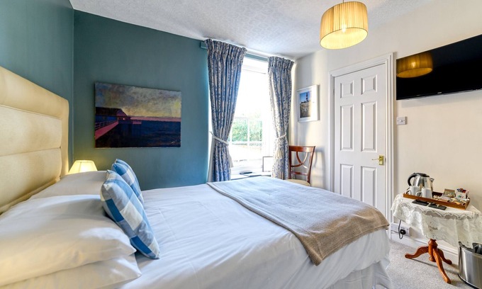 Cromer Hôtel | Double-Standard-Douche-Small Double: Room 7