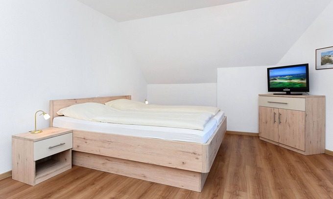 Neuharlingersiel Cottage | Double room with balcony or terrace - Double room in the Hotel-Pension Marlies