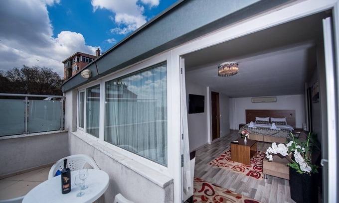Emin Sinan Appartement | Chambre Double avec Balcon et Vue sur la Mer