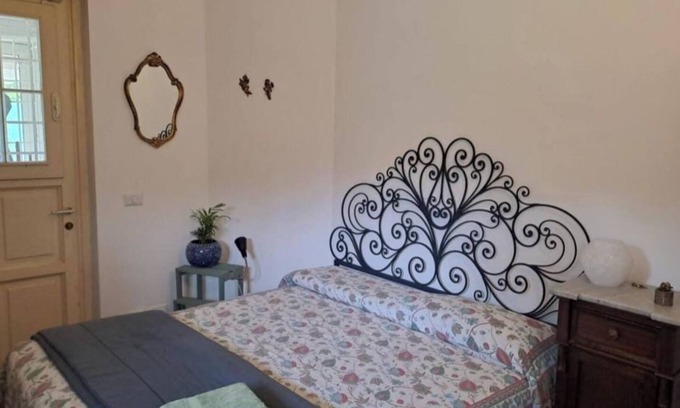 Fornole Lit Et Petit-Déjeuner | Double room with private bathroom and small exclusive garden