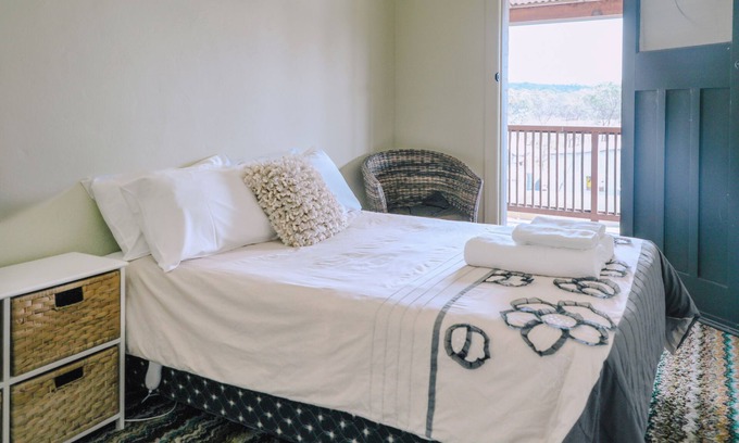 Capertee Hôtel | Double Room With Shared Bathroom