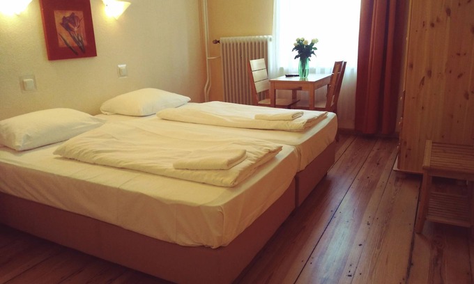 Hamburg City Center Appartement | Double room with shower (WC on the floor)