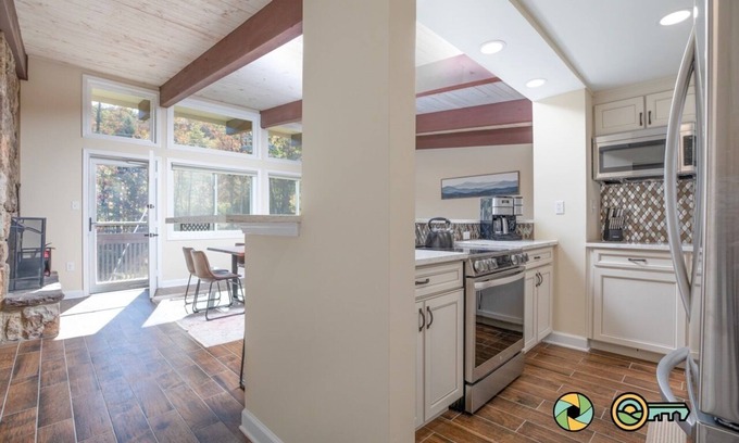 Mount Jackson Copropriété | Double the Condo, Double the Fun! | Ski slope side & Mountain views | Vaulted ceilings!