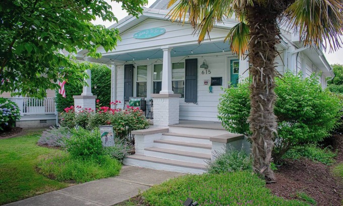 Cape Charles Maison | Down by the Bay Cape Charles- Sleeps 8- FIRST floor primary & fenced yard 🐶