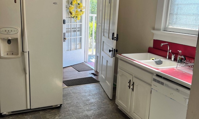 Anniston Appartement | Downstairs Studio apartment in delightful Anniston with WiFi, AC
