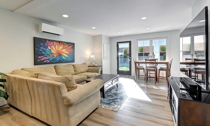 Market Maison | Downtown 2-Bedroom Suite Near Kirkland Marina & Bellevue