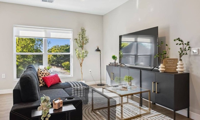 Olde Towne East Appartement | Downtown 2Bedroom w/Rooftop - Near Linwood Park