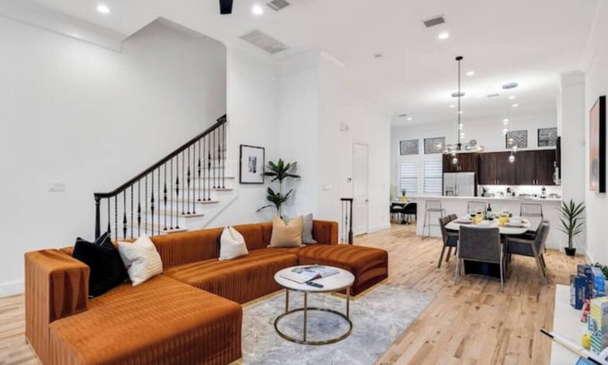 Downtown Dallas Maison | Downtown~3 Bedroom Ensuite~Walkscore 88~Convention
