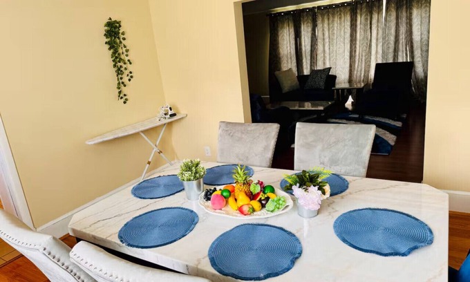 East Riverdale Appartement | Downtown Access Huge Backyard Free Parking