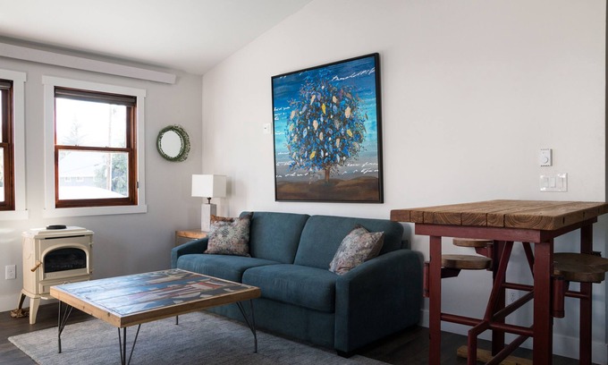 Old Town Appartement | Downtown and super nice large 1 bedroom. Private.