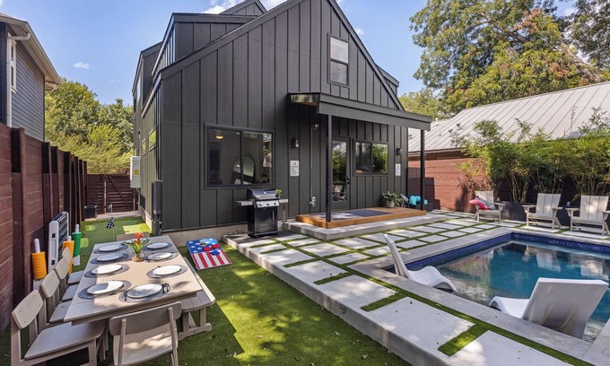 East Cesar Chavez Maison | Downtown ATX - Luxury Pool - Putting Green - 85inch TV