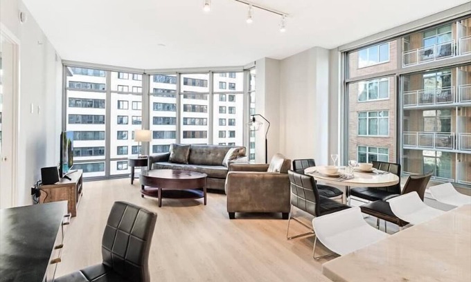 Woodmont Triangle Appartement | Downtown Bethesda | Pet-friendly| NIH Close by | by GLS