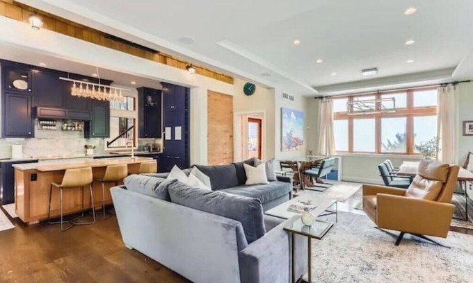 Downtown Appartement | Downtown Boulder Gem – Stylish 4BDR by the Creek