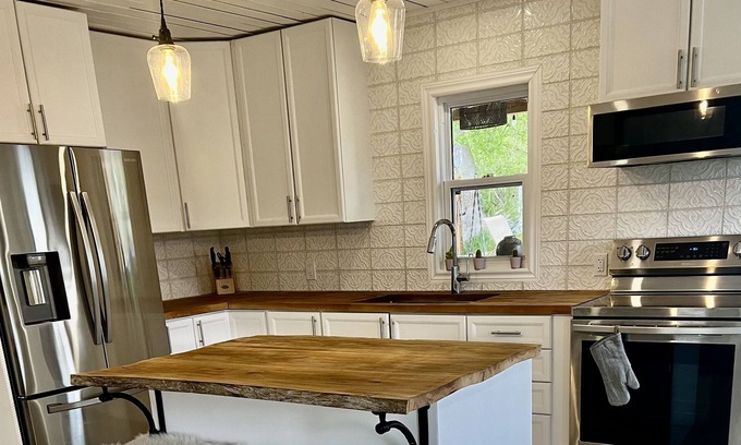 Calabogie Maison | Downtown Calabogie vacation getaway. Walking distance to so much ! w/Hottub