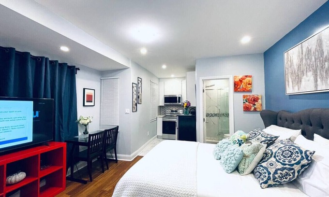 Gayborhood Appartement | Downtown City Hall close by Kimmel Center Suite