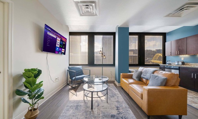 Downtown Pittsburgh Appartement | Cozy Chic | Wonderfully Located | 24/7 Onsite Parking Free Gym + Terrace