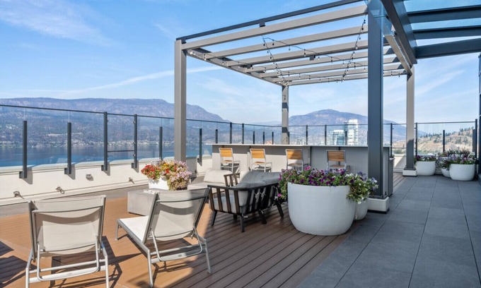Downtown Kelowna Appartement | Downtown Delight: Chic 2-Bed Apartment in Kelowna's Heart