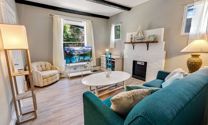 Uptown Maison | Downtown Denver ❂Capitol Hill Beachy Getaway ❂94 Walk Score ❂King Bed