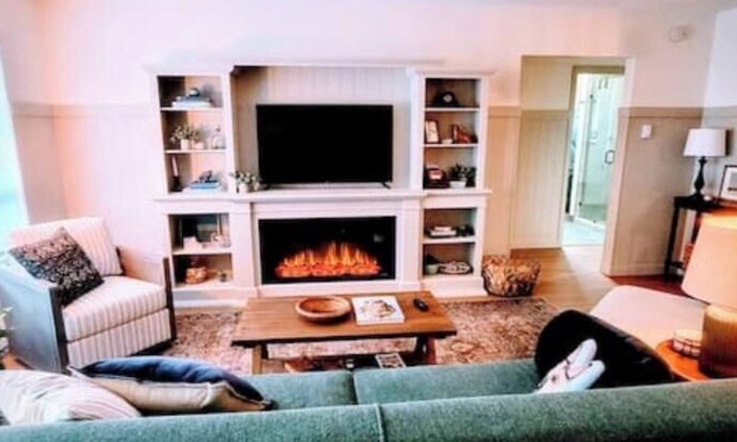 Long Beach Maison | Downtown Designer Duplex close to Beach! Spa Tub, Sunroom, Game Room, EV & more!