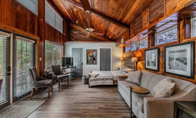 Dunedin Appartement | Downtown Dunedin B&B - Rustic Cabin with Pool