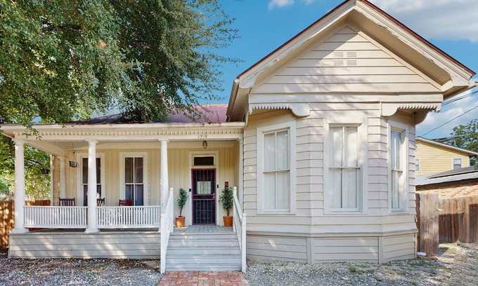 Southtown Maison | Downtown duplex with patio, enclosed backyard, washer/dryer, streaming, AC, WiFi