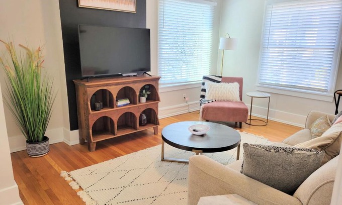 Shelbyville Appartement | Downtown Main Street One-Bedroom Suite w/ Hi-Speed Wifi