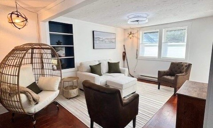 Meredith Copropriété | Downtown Meredith Hideaway! Lake Winnipesaukee and Lake Waukewan!